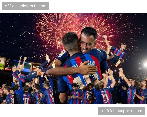 特写:职业生涯最后一舞?镜头捕捉布斯克茨赛前凝望球场的身影 特写:职业生涯最后一舞?镜头捕捉布斯克茨赛前凝望球场的身影