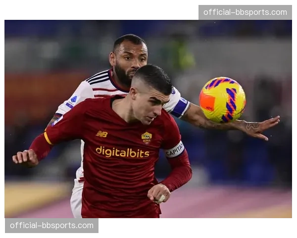 争议一幕：卡利亚里球员投诉对方禁区内手球，裁判未予理会